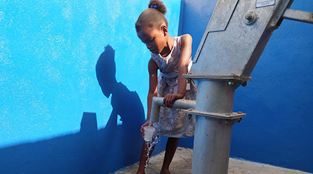 Cavaillon girl pumping water