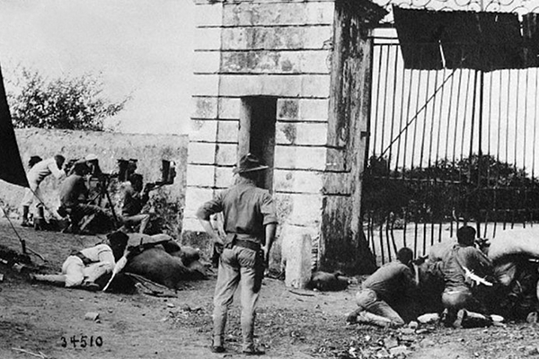 American Marines In 1915 defending the entrance gate in Cap-Haitian - 34510
